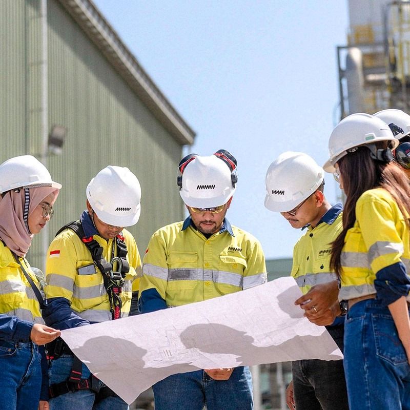 Tim meninjau dokumen dan checklist audit