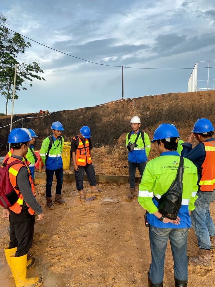 Praktik lapangan K3 di area pertambangan